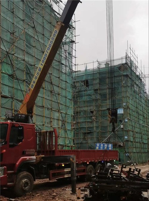 贡山“慢工细活”—— 吊车的 “微动控制” 技术